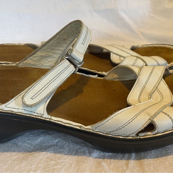 Women’s size 40 Naot sandal/slide - Picture 5 of 8